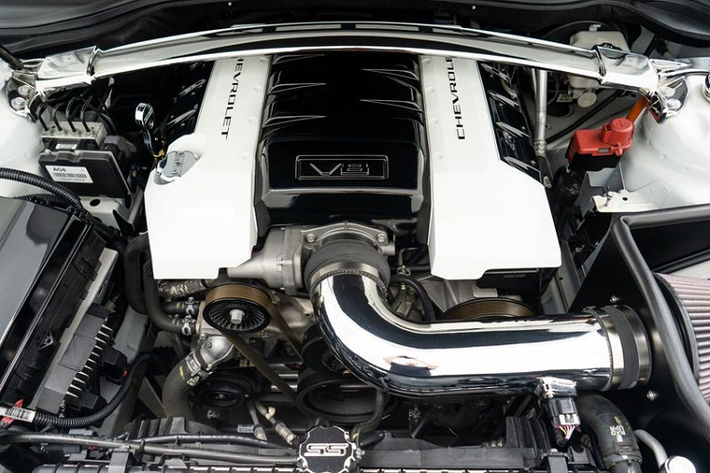 Nhìn từ phía sau, Chevrolet Camaro nổi bật với các ống xả lớn hơn, cánh lướt gió tích hợp ở cốp và bộ khuếch tán tùy chỉnh. Chiếc xe cơ bắp Mỹ cũng được trang bị mâm 24 inch khổng lồ bọc gọn trong lốp 275/25 Pirelli ở phía trước và lốp cực rộng 405/25 ở phía sau.