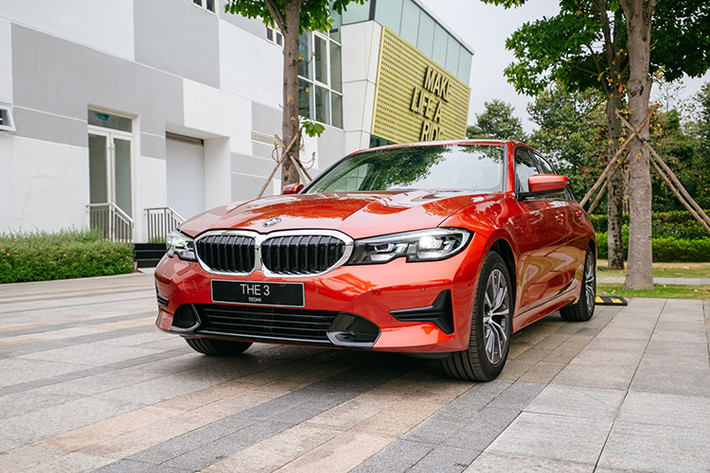 Cả 3 phiên bản này của BMW Series 3 thế hệ thứ 7 tại Việt Nam đều được nhập khẩu nguyên chiếc từ Đức. BMW Series 3 hoàn toàn mới có kích thước 4.709 x 1.827 x 1.442 mm, nghĩa là dài hơn 76 mm, rộng hơn 16 mm và cao hơn 1 mm so với thế hệ cũ. Sự gia tăng kích thước, đặc biệt chiều dài và rộng, đem lại cho Series 3 kiểu dáng vững chắc hơn.