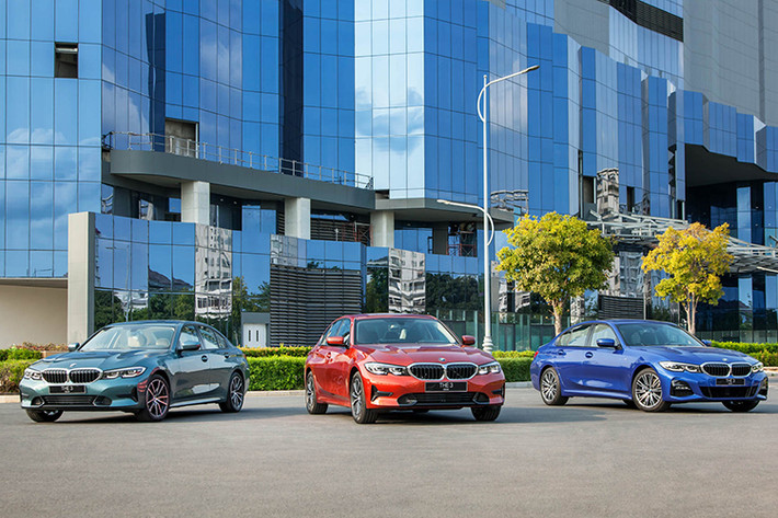 Với mức giá BMW 320i Sport Line mới khởi điểm 1,899 tỷ đồng, hai phiên bản còn lại là 320i Sport Line Plus, 330i M-Sport có giá tương ứng 2,179 và 2,499. Mức giá này giúp dòng 3 Series đã trở nên dễ tiếp cận hơn so với trước đó. Tuy nhiên, giá bán khởi điểm của BMW 3 Series mới chính hãng tại Việt Nam vẫn cao hơn khá nhiều so với đối thủ Mercedes-Benz C-Class lắp ráp trong nước có giá bán từ 1,399 tỷ đồng.