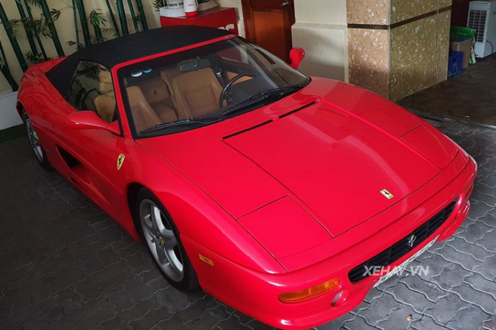 Siêu phẩm Ferrari 355 F1 Spider trong bài viết có thể được xem là chiếc Ferrari cổ nhất tại Việt Nam. Bên cạnh đó, đây cũng là chiếc xe duy nhất cho tới thời điểm hiện tại thuộc đời sản xuất từ tháng 3/1999. Ban đầu khi mới về nước, người ta thường thấy Ferrari 355 F1 Spider lăn bánh trên đường phố Hải Phòng. Tuy nhiên, trong lần trở lại này, siêu phẩm nước Ý đã được chủ nhân đóng cặp biển số của TP HCM.