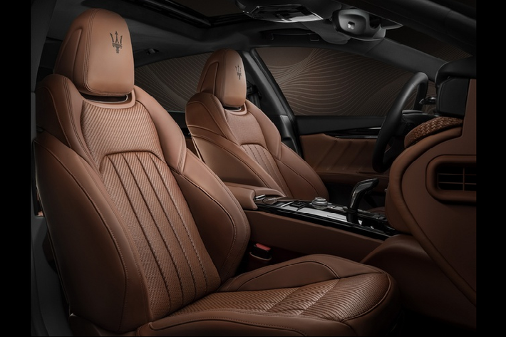 Các model Maserati Royale đặc biệt được phát triển trên GranLusso, cung cấp tùy chọn giữa Zegna Pelletessuta – sử dụng chất liệu vải dệt đặc biệt và Pieno Fiore – nội thất bọc da hai tông màu.