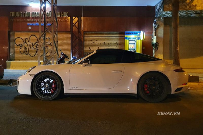 Ở phía sau, Porsche 911 Targa 4 GTS thế hệ 991 sở hữu cụm đèn hậu dạng LED với thiết kế trải dài ngang đuôi và có dạng 3D, logo Porsche 911 Targa 4 GTS được gắn phía sau và sơn màu đen, dòng chữ Targa gắn tại vị trí ngăn cách mui mềm và nắp kính, nắp động cơ có thiết kế dạng nan sọc, hệ thống ống xả đôi đặt gần vị trí trung tâm và cánh lướt gió thể thao với chức năng chỉnh điện.