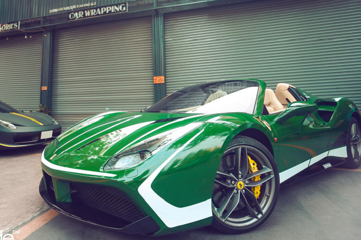 Chiếc Ferrari 488 Spider "thả dáng" bên cạnh chiếc 458 Spider khác được nhập khẩu từ Lào. Giá xe Ferrari 488 Spider khi về Việt Nam được c ác đại lý tư nhân chào bán khoảng hơn 15 tỷ đồng.