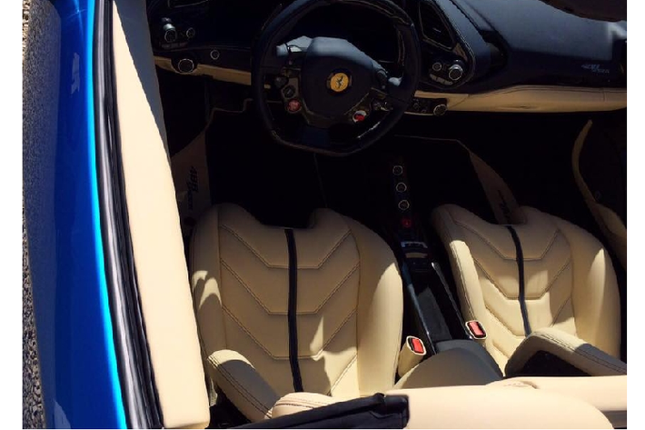 Trái ngược sự sặc sỡ của ngoại thất, nội thất của chiếc Ferrari 488 Spider có màu kem sáng khá nhẹ nhàng và sang trọng, điểm xuyết bởi sọc kẻ màu đen ở chính giữa ghế ngồi. Ghế ngồi của xe là loại ghế đua làm từ sợi carbon. Đai an toan màu xanh dương.