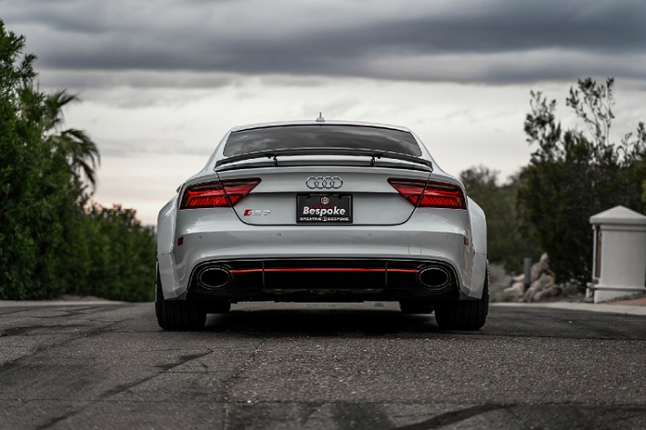 Nhìn từ bên ngoài, chiếc xe Audi RS7 độ nổi bật với bộ kit thân rộng của Prior Design. Các món đồ độ của bộ kit này bao gồm ốp vòm bánh xe và cánh gió hông. Mâm xe nguyên bản được thay thế bằng bộ mâm Rennen 21 inch màu crôm sáng bóng.