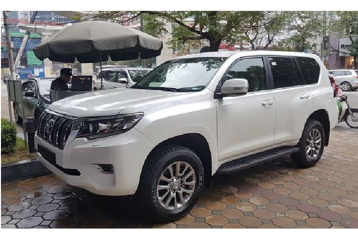 Cao cấp nhất là bản Kakadu với lẫy chuyển số sau vô lăng, hệ thống treo thích ứng, cửa sổ trời, hệ thống treo khí nén đằng sau, hệ thống giải trí hàng ghế sau, hệ thống lựa chọn vận tốc vượt địa hình (Crawl Control) và hỗ trợ off-road đa địa hình.