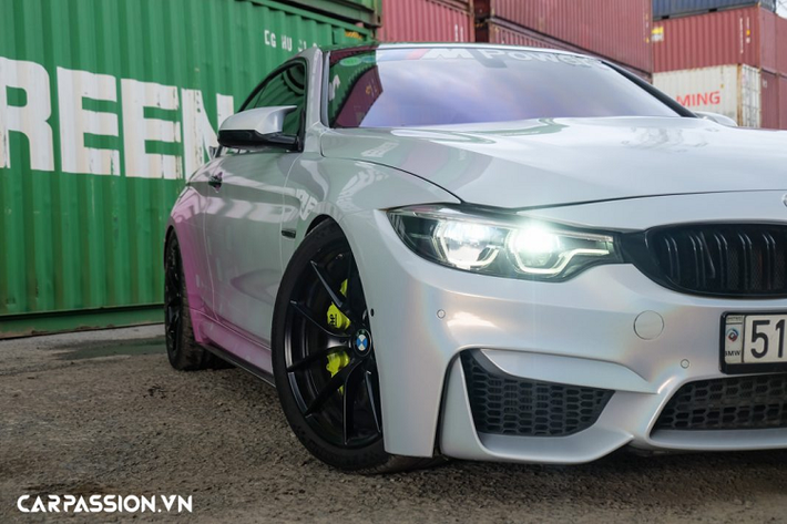 Nguyên bản, xe sở hữu lớp sơn vàng Austin Yellow vô cùng nổi bật, mới đây chủ nhân của xe đã quyết định “lột xác” ngoại thất bằng phương pháp dán decal. Thay cho lớp sơn “zin”, lớp áo mới trên xe là sự kết hợp của hai tông màu trắng và hồng đầy cá tính, ứng dụng mẫu thiết kế phai màu đang “làm mưa làm gió” trên thế giới hiện nay. Bên cạnh đó, thân xe còn có sự xuất hiện của các đốm tròn tạo điểm nhấn.