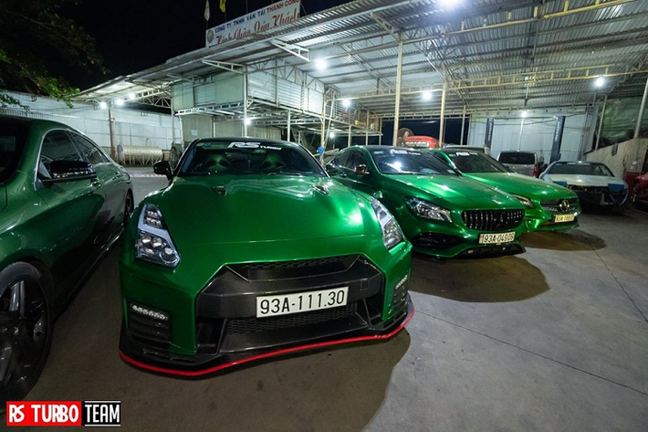 Chiếc siêu xe Nissan GT-R R35 độ body kit Nismo ở Bình Phước với biển số tam hoa 1. Nguyên bản, Nissan GT-R R35 được trang bị động cơ V6, dung tích 3,8 lít, tăng áp kép, sản sinh công suất tối đa 480 mã lực và mô-men xoắn cực đại 588 Nm. Bên dưới nắp capô chiếc Nissan GT-R R35 độ body kit Nismo có động cơ được nâng cấp lên công suất 700 mã lực.