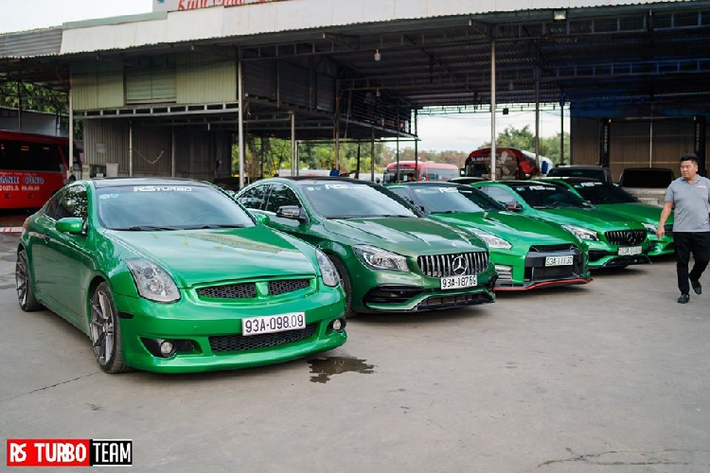Vào ngày 8/1 vừa qua, một buổi tiệc tất niên của nhóm RS Turbo ở tỉnh Bình Phước đã quy tụ khoảng hơn 18 chiếc siêu xe hàng khủng, xe siêu sang và cả xe thể thao góp mặt. Trong ảnh là đội hình những chiếc xe được đổi màu sơn sang xanh lá cây rất nổi bật đậu chung với nhau. Chính giữa là siêu xe đường phố Nissan GT-R.