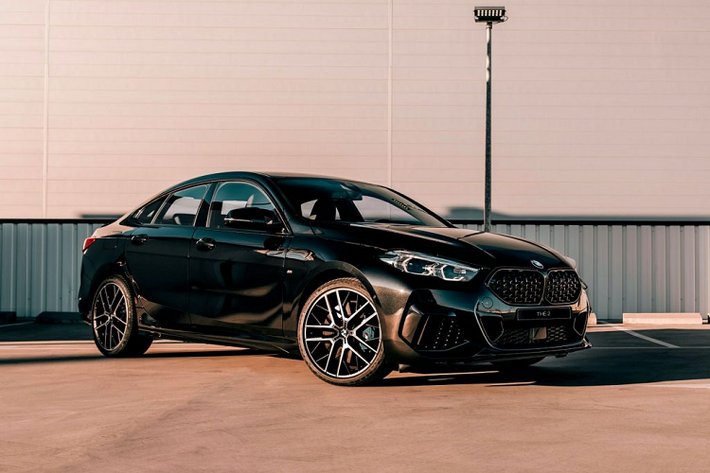 Là chiếc BMW đầu tiên của Tây Ban Nha có sẵn độc quyền thông qua một nền tảng trực tuyến, BMW 2-Series 2020 đặc biệt sở hữu ngoại hình với một màu đen đầy hấp dẫn, đem lại một vẻ hầm hố cho chiếc xe.
