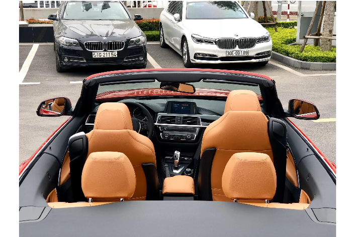 Bên cạnh đó, 420i convertible còn được trang bị an toàn cao với 06 túi khí tiêu chuẩn, trang bị hệ thống hỗ trợ ổn định thân xe điện tử,…