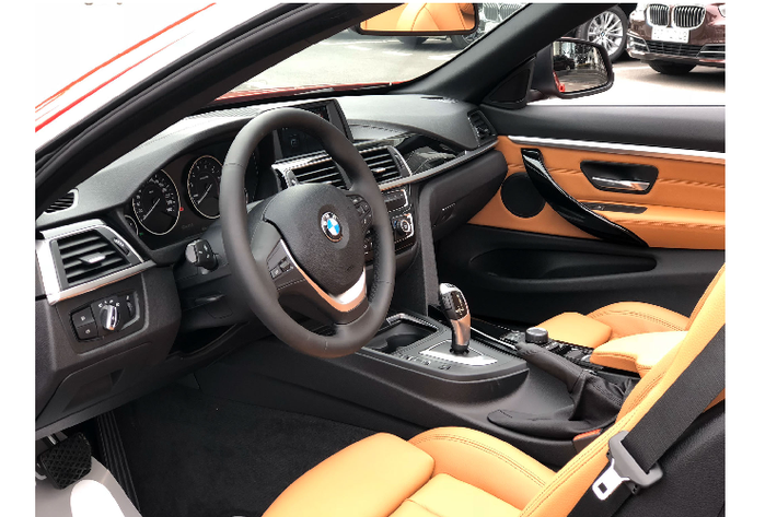 Nội thất 420i convertible mang thiết kế hiện đại giúp người cầm thoải mái nhất. Các trang bị trong xe tiện nghi và nổi bật trên xe bao gồm hàng ghế trước chỉnh điện, trang bị hệ thống giải trí với 9 loa Hifi cho công suất 205W, màn hình cảm ứng trung tâm,...