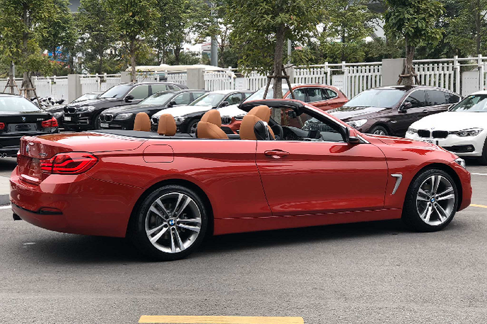 Ngoài phiên bản BMW 420i mui trần mới, dòng xe này còn có thêm phiên bản 428i mui trần sử dụng động cơ 2.0L tương tự với công suất được đẩy lên khoảng 245 mã lực. Giá xe BMW 420i Convertible được phân phối chính hãng tại Việt Nam với mức bán ra là 2,850 tỷ đồng.