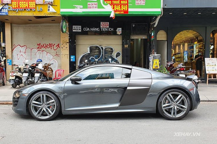 Bên cạnh hộp số sàn, siêu phẩm Audi R8 sử dụng khối động cơ V10 FSI 5.2L đặt phía sau cùng công nghệ phun nhiên liệu theo lớp. Nhờ vậy, màu nhiên liệu khi được phun vào buồng đốt sẽ có độ tơi tốt hơn cũng như hòa với không khí dễ dàng và cháy đều hơn. Từ đó, cỗ máy V10 này sản sinh ra công suất 525 mã lực và 530 Nm mô-men xoắn. Đi kèm với đó là còn là hệ dẫn động 4 bánh Quattro trứ danh.