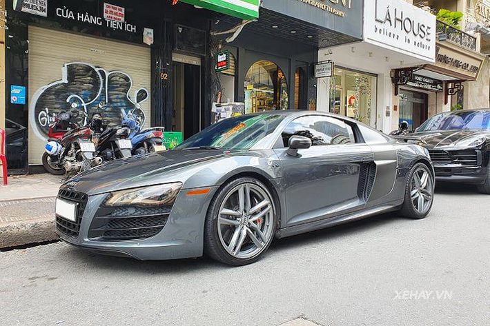 Về ngoại thất, chiếc Audi R8 trong bài sở hữu một số thay đổi như ốp sợi carbon tương tự phiên bản R8 V10 GT vào các chi tiết như hốc gió trụ C và sau cửa xe, ốp gương chiếu hậu, cánh gió. Bên cạnh đó, một số chi tiết như logo, lưới tản nhiệt trước được sơn đen mờ trong khu cụm đèn pha LED được sơn khói, mâm xe 5 chấu kép và hệ thống ống xả Innotech.
