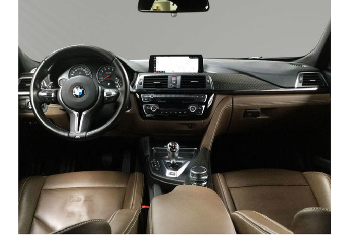 Màu sơn này từng được cung cấp dưới dạng một màu sơn tùy chọn trên thế hệ BMW M3 (E46) và M5 (E60). Trên M3 Competition, khách hàng sẽ phải bỏ ra số tiền 5.000 USD để sở hữu màu sơn độc đáo và đậm chất hoài cổ này.