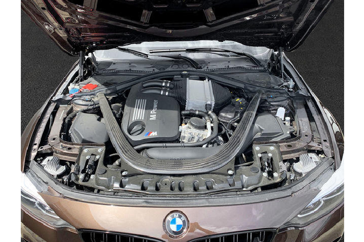 Đến với chiếc BMW M3 Competition còn lại, xe được hoàn thiện với sắc nâu ánh kim có tên Macadamia Metallic. Giống với màu sơn trên chiếc M3 phía trên, màu sơn nâu này cũng sẽ cung cấp những hạt ánh kim màu vàng khi được ánh sáng rọi trực tiếp.