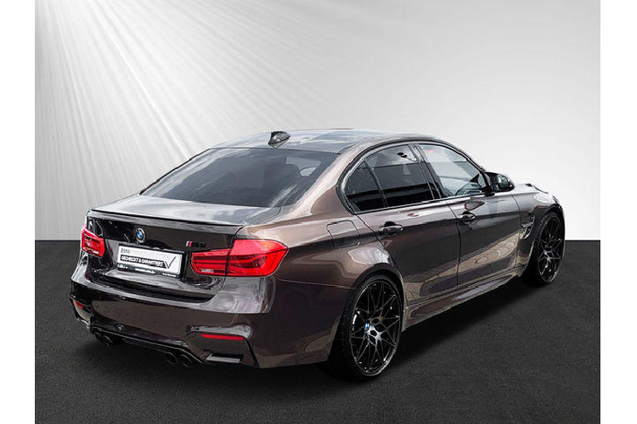 Giá xe BMW M3 có “màu sơn giống màu decal dán” này hiện đang được rao bán tại Autoscout khoảng 72.000 USD cho chiếc có màu Messing Metallic và 73.000 USD cho chiếc màu Macadamia Metallic. Cả hai chiếc xe đều đã được sử dụng và đều lăn bánh trên 17.000 km. Vậy, với hơn 70.000 USD một chút, bạn sẽ sở hữu được một trong hai chiếc BMW với màu sơn độc đáo.