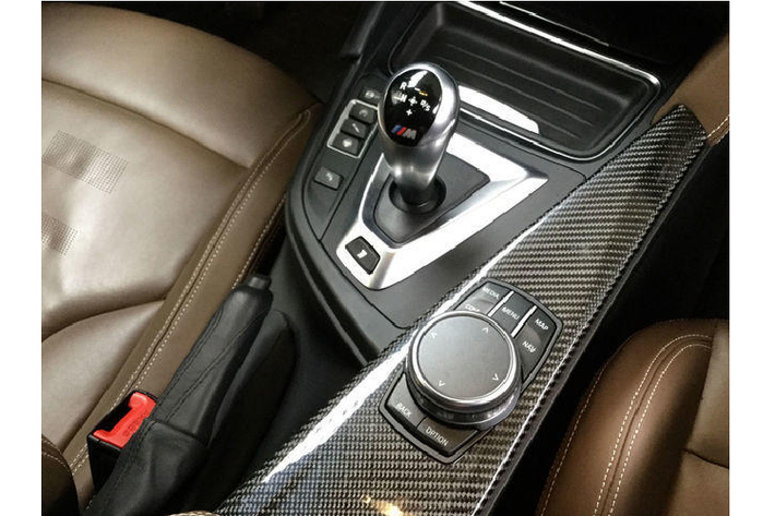 Sắc nâu của Macadamia Metallic sẽ có phần nhạt hơn khi so sánh trực tiếp với màu sơn Zanzibar Metallic có phần phổ biến hơn. Màu sơn này cũng được BMW cung cấp theo dạng tùy chọn trên BMW M5 (F90).