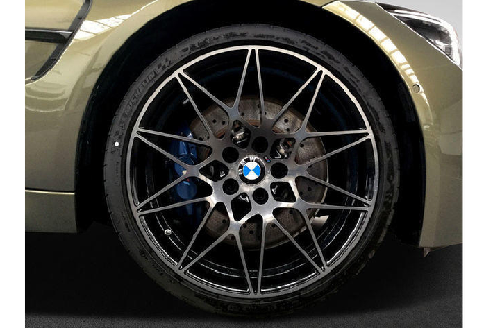 Đầu tiên, chiếc sedan thể thao BMW M3 Competition này sở hữu màu sơn được BMW Individual gọi là Messing Metallic. Màu sơn này hiện lên nổi bật trên chiếc M3 với sắc xanh nhớt nhưng sẽ hiện lên những ánh kim lấp lánh màu vàng khi được nhìn dưới cường độ ánh sáng khác nhau.