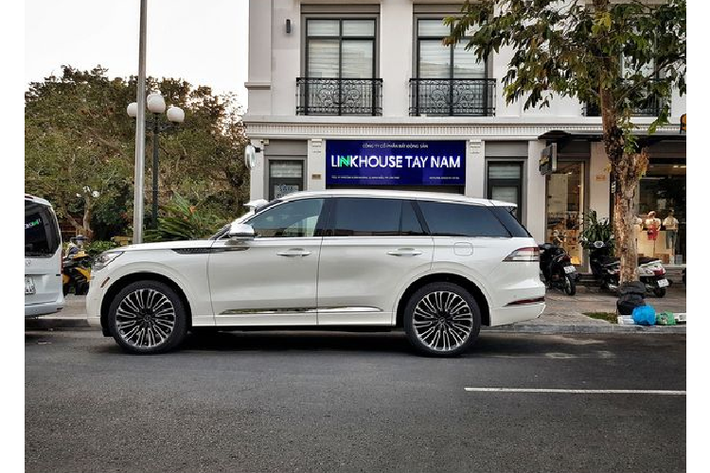 Phần đuôi xe có thiết kế khá đơn giản, tương tự "đàn anh" Navigator với cụm đèn LED hậu chạy dài xuyên suốt đuôi xe. Bên cạnh đó, việc sử dụng nhiều ốp mạ chrome càng gia tăng thêm vẻ bảnh bao và cuốn hút cho xe. Không gian nội thất của chiếc Lincoln Aviator đầu tiên tại Việt Nam được chủ nhân phối màu theo tông nâu, tạo cảm giác sang trọng. Mẫu xe này được thiết kế với 3 hàng ghế, 7 chỗ ngồi.