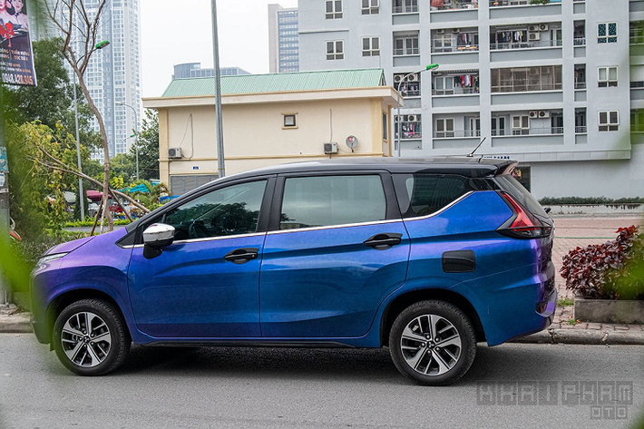 Những chiếc xe ôtô đổi màu sơn đã không còn là điều quá hiếm gặp ở Việt Nam từ xe sang đến bình dân khi chủ nhân muốn tạo sự khác biệt và độc đáo không "đụng hàng". Tuy nhiên, những màu thường được chủ nhân biến đổi là Xanh rêu, Vàng, màu Vàng Cam... còn phối nhiều màu độc đáo tuỳ góc nhìn như chiếc Mitsubishi Xpander giá rẻ này thì quả là hiếm.