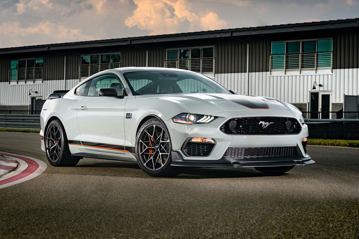Giá xe Ford Mustang Mach 1 2021 hiện chưa được công bố, xe sẽ có mặt tại các đại lý tại Mỹ và Canada vào đầu năm 2021 với số lượng giới hạn. Ford sẽ phân phối mẫu xe này tại nhiều thị trường khác trong tương lai.