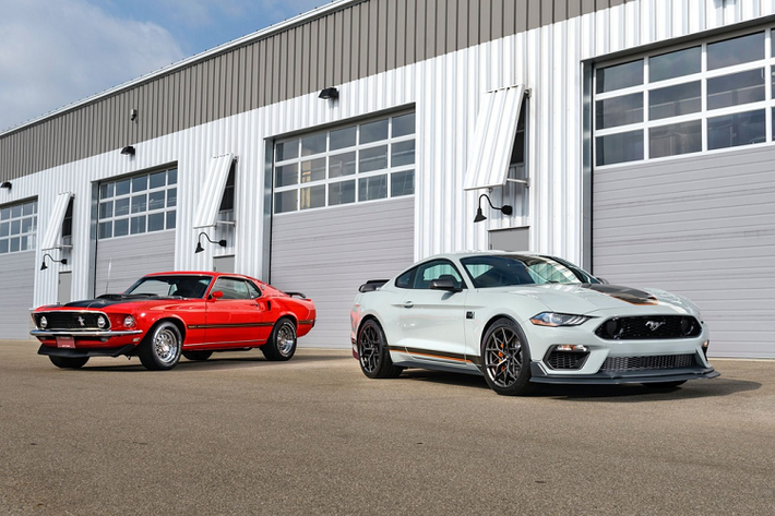 Mustang Mach 1 sở hữu vẻ ngoài độc đáo hơn so với các phiên bản khác. Nổi bật nhất là bộ lưới tản nhiệt đặc trưng dạng mắt cáo nhỏ thiết kế 3D, với chi tiết giả đèn trợ sáng nằm về 2 bên cùng logo Mustang nằm ở giữa. Cản trước được thiết kế với hốc gió khí động học lớn hơn, đồng thời tích hợp đèn sương mù. Cản sau được tinh chỉnh lại với bộ ống xả kép nằm về 2 bên thân xe mạ chrome sáng bóng. Nắp khoang hành lý cũng được tích hợp cánh gió khí động học kích nhỏ.