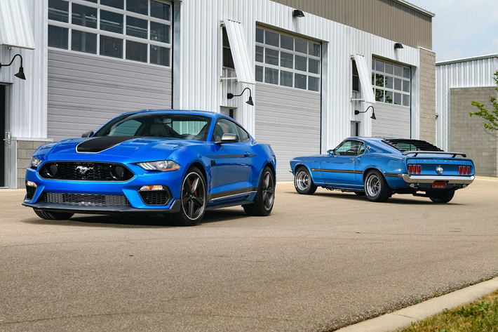 Đây cũng là lần đầu tiên Ford trang bị tính năng rev-matching cho hộp số Tremec, bên cạnh bộ ly hợp kép từ chiếc Mustang GT cùng chức năng chuyển số nhanh short-throw. Không chỉ sử dụng chung hộp số với chiếc Shelby GT350, Ford Mustang Mach 1 còn sử dụng chung khối động cơ được tinh chỉnh lại từ chiếc xe này, bao gồm cổ gió, lọc dầu và bộ làm mát dầu máy, giúp tăng khả năng làm mát động cơ thêm 50%.