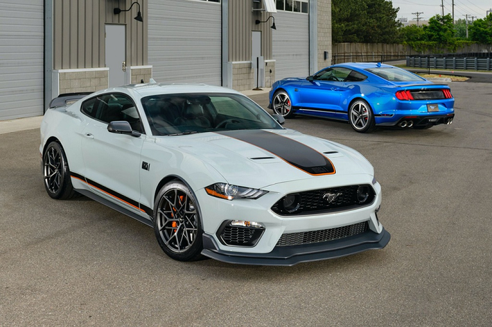 Ford cho biết Mustang Mach 1 sản sinh lực ép xuống mặt đường hơn 22% và phiên bản Mach 1 Handling Package có lực ép tăng 150% so với phiên bản Mustang GT cùng gói trang bị Performance Package Level 1. Tuy nhiên, chi tiết đóng vai trò lớn trong khả năng khí động học của xe là tấm ốp gầm, vốn được mở rộng thêm khoảng 508 mm về cầu sau hơn với phiên bản Mustang GT Performance Package.
