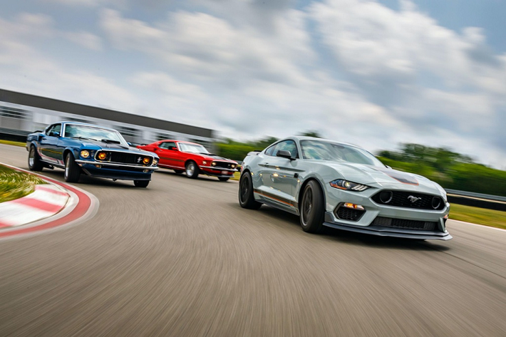 Hệ thống treo của Mustang Mach 1 sở hữu bộ cân bằng MagneRide mới nhất, thanh cân bằng cũng như bộ lò xo cầu trước được gia cường cứng hơn, bộ cân bằng EPAS mới cùng nhiều chi tiết kỹ thuật được mang xuống từ phiên bản Shelby GT500. Ngoài ra, xe còn được lắp đặt thêm bộ tăng lực phanh từ gói trang bị Mustang GT Performance Level 2 cũng như lốp hiệu suất cao Michelin PS4.