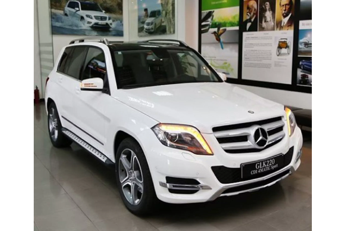 Xe có bình nhiên liệu dung tích 59 lít. Hai phiên bản GLK 220 CDI có thiết kế tương tự, nhưng phiên bản thể thao “Sport” có nhiều “đồ chơi” hơn như của sổ trời toàn cảnh: Panorama, “dàn chân” lắp mâm hợp kim 19 inch khoẻ khoắn, trong khi bản tiêu chuẩn dùng mâm 17inch. Bên cạnh đó, bản “Sport” có vô-lăng thể thao bọc da Nappa, trang trí ốp vân sợi carbon…