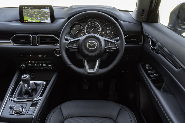 Ở bên trong, nội thất của CX-5 tương đối rộng rãi, đủ chỗ cho 5 người trưởng thành. Ghế trước ngồi thoải mái nhưng hàng ghế sau có khoảng để chân hơi hạn chế.