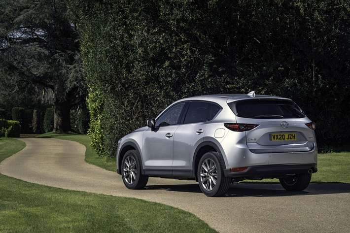 Mỗi tùy chọn động cơ lại có 3 phiên bản là SE-L, Sport và GT Sport. Mazda CX-5 Sport 2020 được trang bị mâm hợp kim 19 inch sơn màu bạc, camera lùi, cốp mở điện, ghế lái điều chỉnh 8 hướng, nội thất bọc da, hàng ghế trước và vô-lăng có sưởi, dàn âm thanh 10 loa của Bose và màn hình HUD hiển thị màu.