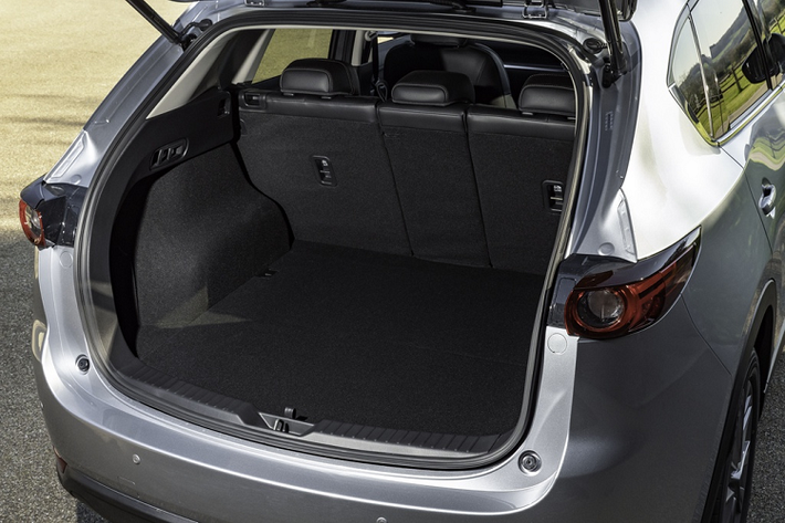 Bù lại, khoang hành lý của CX-5 khá hẹp, chỉ khoảng 874 lít và tăng lên 1.687 lít khi gập hàng ghế sau. Con số này đều thua kém các đối thủ như Honda CR-V (1.104 lít), Toyota RAV4 (1.047 lít).