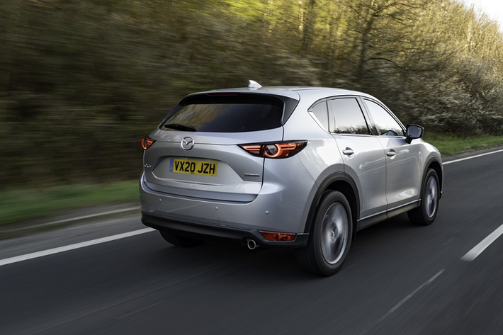 Điều đáng tiếc là Mazda CX-5 2020 tại Anh không được trang bị động cơ tăng áp SkyActiv-G 4 xy-lanh, dung tích 2.5L như các thị trường khác. Động cơ này sản sinh công suất 231 mã lực tại 5.000 vòng/phút và mô-men xoắn 420 Nm tại 2.000 vòng/phút.