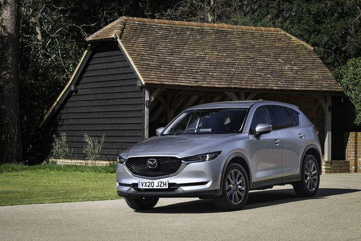 Mazda CX-5 2020 mới sẽ bắt đầu nhận đặt hàng tại Anh từ 1/4. Mẫu SUV này có giá từ 33.000 USD (tương đương 765 triệu đồng) cho phiên bản tiêu chuẩn và 47.800 USD (hơn 1,1 tỷ đồng) cho bản GT Sport cao nhất.