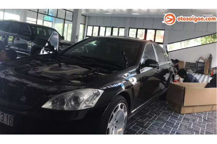 Chi tiết phức tạp nhất khi nâng cấp chính là phần hông xe, vị trí mà S-Class đời cũ (W221) sở hữu một đường cong kéo ở vòm hốc bánh sau, nhưng ở S-Class đời mới đã bỏ đường cong này. Chính vì thế, toàn bộ phần hông đã được thay mới, cửa xe phía sau (nguyên bản) cũng được làm đồng chỉnh lại để không còn đường cong theo hông xe sau – chi tiết đặc trưng của dòng S-Class thế hệ cũ.