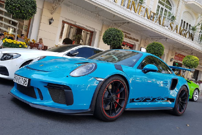 Siêu xe Porsche - 911 GT3 RS trong bài viết thuộc phiên bản 2019, được nhập khẩu chính hãng về nước hồi tháng 3 vừa qua và sớm tìm thấy chủ nhân là một đại gia sinh sống và làm việc ở TP HCM.