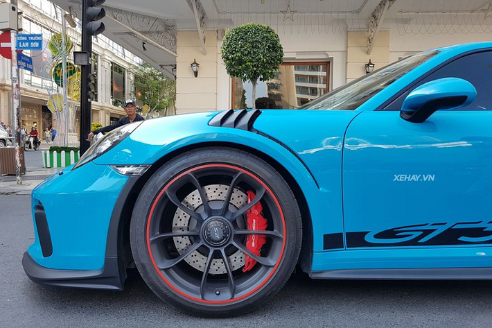 Về thiết kế ngoại thất, siêu phẩm Porsche 911 GT3 RS 2019 này sở hữu màu sơn ngoại thất xanh dương độc đáo và đẹp mắt. Bên cạnh đó, 911 GT3 RS 2019 còn mang những đường nét thiết kế đậm chất thể thao với phần nắp ca-pô dài cộng thêm 2 khe hút gió đặt dọc kết hợp cùng các đường gân dập nổi sơn tạo cảm giác khoẻ khoắn hơn.