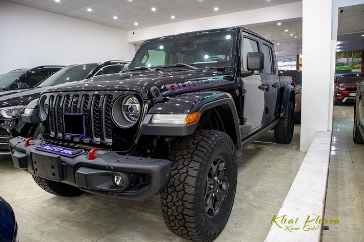 Jeep Gladiator Rubicon mới là mẫu bán tải cỡ trung đến từ thị trường Mỹ, nhờ đó chiếc xe ôtô này thừa hưởng những yếu tố mang đến vẻ ngoài cơ bắp cho xe. Dù khá nổi tiếng nhưng ít người biết mẫu xe này đã dừng sản xuất 30 năm và chỉ quay lại thị trường từ 2018 đến nay.