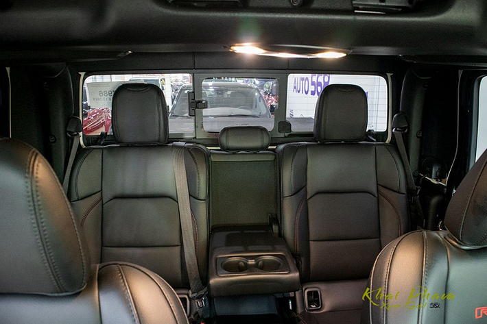 Về an toàn, Jeep Gladiator Rubicon 2020 được trang bị khá nhiều công nghệ gồm: Hệ thống phanh ABS/BA, hệ thống cảnh báo điểm mù, hệ thống hỗ trợ khởi hành ngang dốc, hệ thống cảnh báo phương tiện cắt ngang khi lùi xe, camera lùi gắn lốp dự phòng, 4 túi khí…