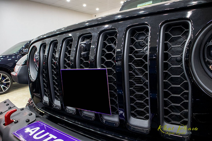 Mặc dù đã tạm dừng sản xuất 30 năm, nhưng Jeep Gladiator Rubicon đời mới vẫn mang nhiều nét đặc trưng thương hiệu giúp người dùng dễ dàng nhận ra. Theo đó, mẫu bán tải hiếm gặp ở Việt Nam này sở hữu lưới tản nhiệt nan dọc cứng cáp, dù không gắn logo phía trước nhưng người dùng vẫn có thể nhận ra. Cản trước trên xe đậm chất "cộm cán" giúp bảo vệ tối đa phần đầu, cùng với đó là đèn sương mù được tích hợp.