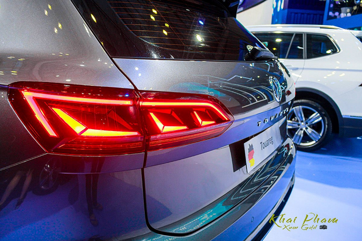 Tuy nhiên, theo tin tức mà chúng tôi mới cập nhật, nhân viên bán hàng của đại lý chính hãng Volkswagen Việt Nam đã chính thức nhận đặt cọc Volkswagen Touareg 2020. Cụ thể, Volkswagen Touareg All New sẽ được phân phối tại Việt Nam dưới hình thức nhập khẩu nguyên chiếc, nhiều khả năng nguồn gốc xe sẽ đến từ Đức.