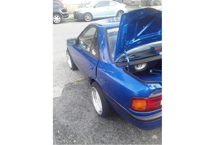 Vậy tại sao chiếc Mazda Protege giá rẻ này lại đặc biệt hơn thường? Về cơ bản, Protege là một chiếc sedan 4 cửa, trong khi chiếc xe ở đây lại chỉ có 2 cửa mà thôi. Không chỉ vậy, nó còn được cắt ngắn đến mức không tưởng và giờ đây có sở hữu một trục cơ sở chỉ dài cỡ 1,2 – 1,5 mét.