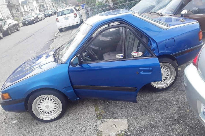 Mazda Protégé tí hon (còn được tiếp thị với tên Familia và 323 ở một số thị trường) không hề là mẫu xe thú vị nhất từng được chế tạo bởi thương hiệu Nhật Bản nhưng chiếc xe cụ thể ở đây, mới được chia sẻ lên diễn đàn Reddit, lại mang tới niềm vui tận hưởng lái xe hơn đại đa số. Cụ thể hơn, chiếc Protege độ này có được chào bán trên Facebook Marketplace. Nó hiện đang cư trú ở Cumberland, Rhode Island, Mỹ và đã được cháo bán suốt 10 tháng qua nhưng chưa tìm được người mua.