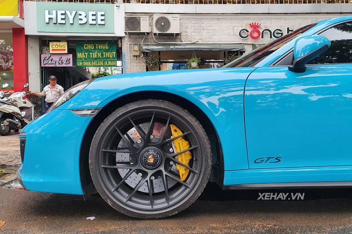 Porsche 911 Carrera GTS có kích thước DxRxC lần lượt là 4.528 x 1.852 x 1.284 mm, trục cơ sở dài 2.450 mm. Porsche 911 Carrera GTS được trang bị bộ mâm đa chấu sơn đen mờ với khoá trục bánh trung tâm kiểu xe đua.