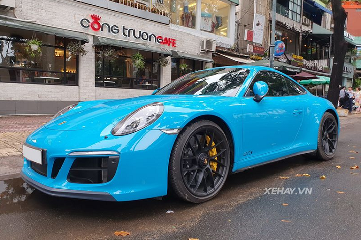 Đi kèm với đó là bộ lốp hàng hiệu Pirelli P Zero cùng phanh gốm tổng hợp PCCB của Porsche