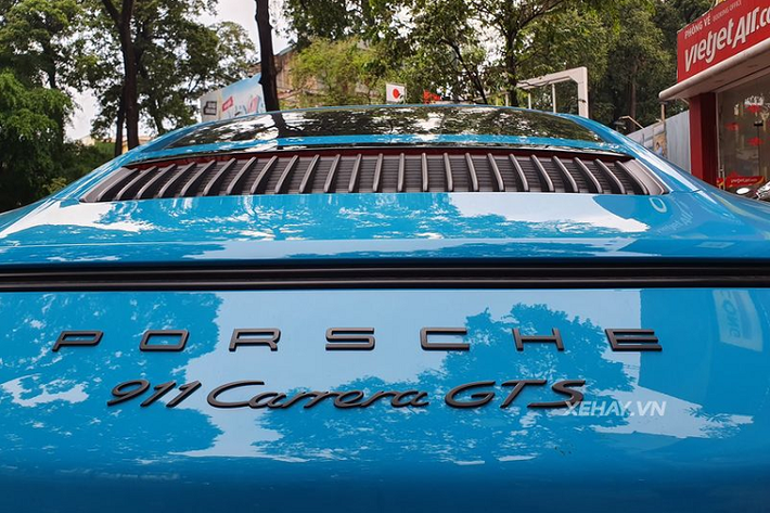Về thiết kế tổng thể, 911 Carrera GTS không mang quá nhiều khác biệt nhiều so với phiên bản tiền nhiệm. Chiếc xe thể thao tới từ nước Đức vẫn sở hữu sức hút đặc biệt với những đường nét trẻ trung, quyến rũ, tổng thể hút mắt.