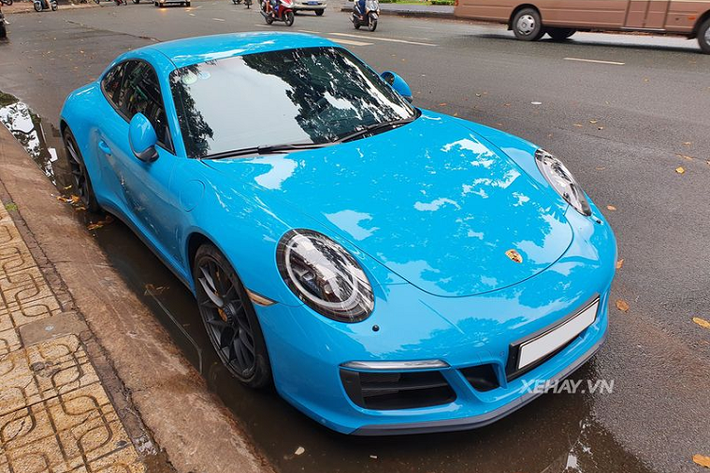 Siêu phẩm Porsche 911 Carrera GTS trong bài viết có giá chính hãng là 8,11 tỷ VNĐ và chưa bao gồm tuỳ chọn đi kèm. Đây cũng là chiếc 911 Carrera GTS thứ 3 cập bến Việt Nam cùng màu sơn xanh Miami Blue vô cùng ấn tượng. Tuy Porsche đã ra mắt phiên bản 911.2 hoàn toàn mới nhưng những chiếc 911 thế hệ cũ vẫn luôn được giới nhà giàu săn đón nhờ vẻ đẹp bất chấp thời gian của mình.